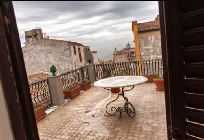 Image No.23-6 Bed Property for sale