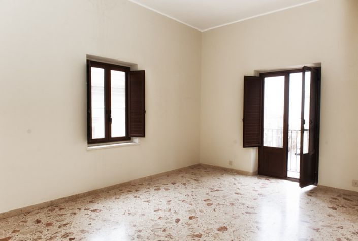 Image No.26-6 Bed Property for sale