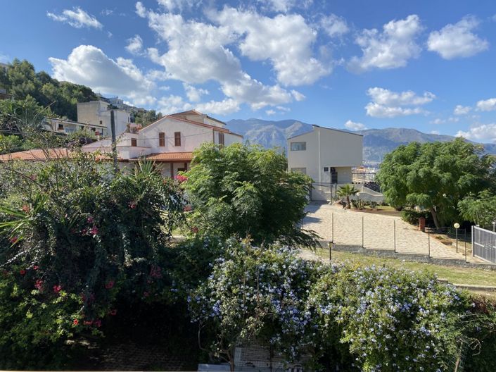 Image No.27-5 Bed House for sale