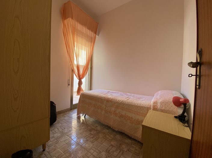 Image No.8-5 Bed House for sale