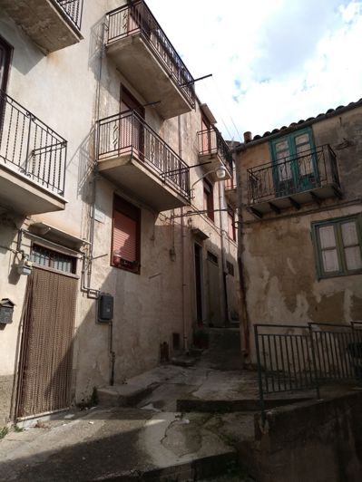 Image No.1-3 Bed House for sale