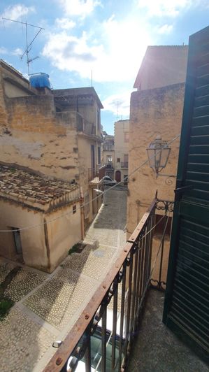 Image No.8-2 Bed House for sale