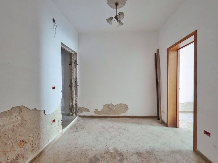 Image No.8-5 Bed House for sale