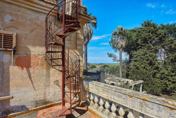 Image No.13-20 Bed Property for sale