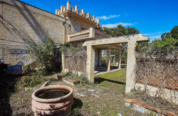 Image No.9-20 Bed Property for sale