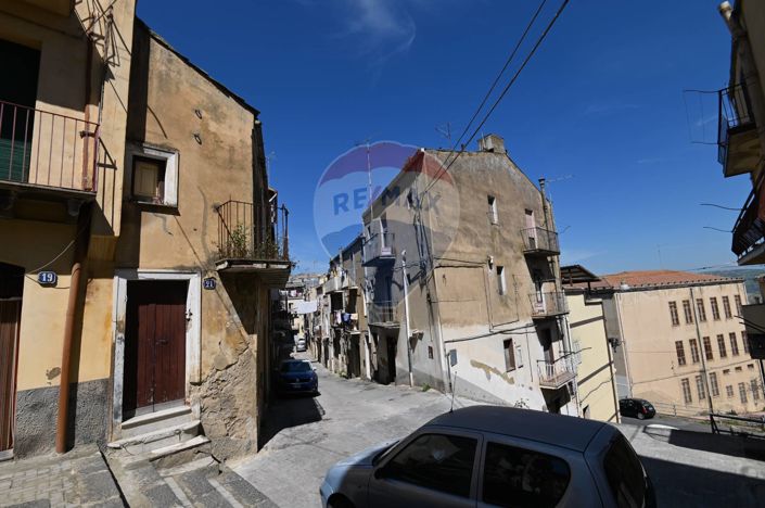 Image No.12-1 Bed House for sale