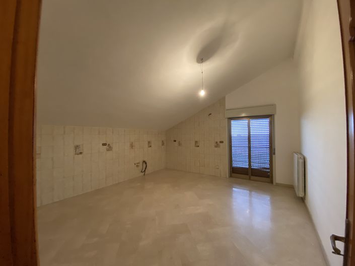 Image No.28-6 Bed House for sale