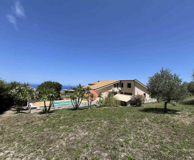 Image No.1-4 Bed Villa for sale