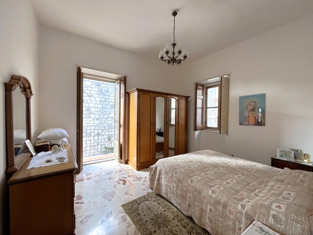 Image No.17-2 Bed House for sale