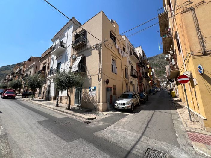 Image No.1-2 Bed House for sale