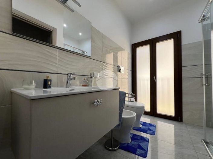 Image No.7-2 Bed House for sale