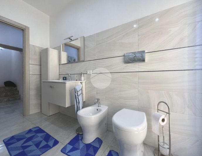 Image No.8-2 Bed House for sale