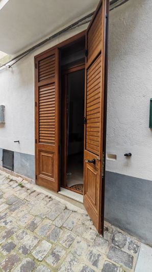 Image No.2-4 Bed House for sale