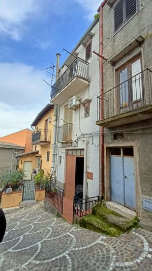 Image No.1-2 Bed House for sale