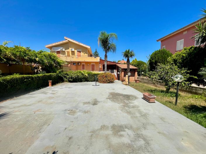 Image No.1-4 Bed Villa for sale