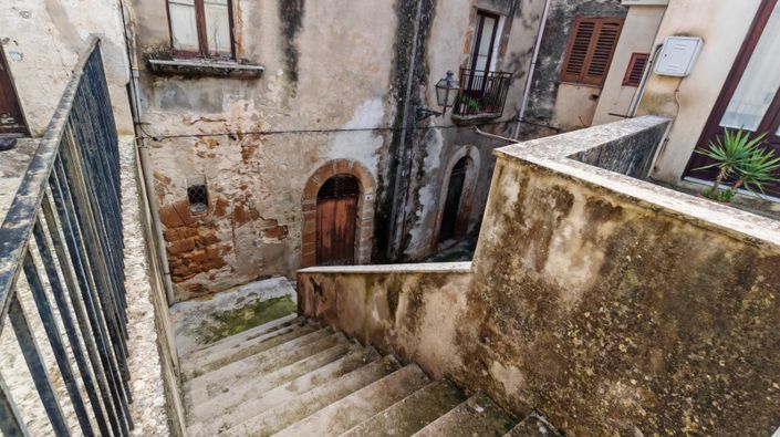 Image No.25-2 Bed House for sale