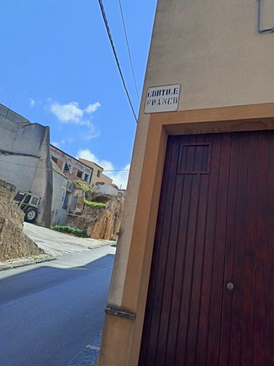 Image No.23-2 Bed House for sale