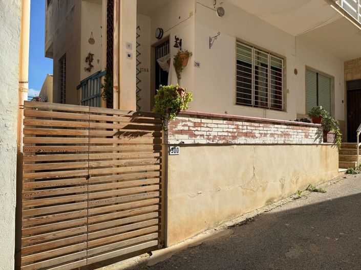 Image No.5-2 Bed House for sale