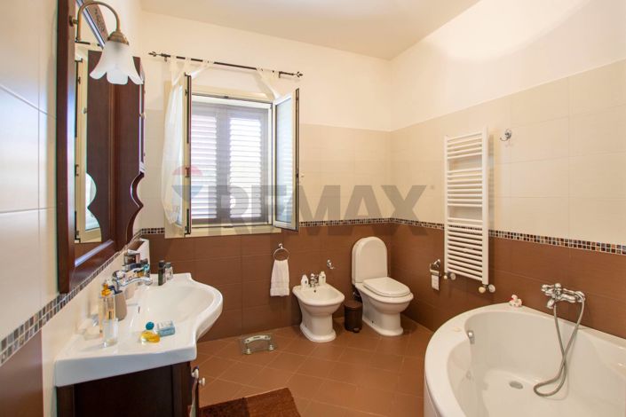 Image No.11-3 Bed Villa for sale