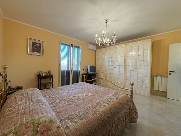 Image No.35-2 Bed Villa for sale