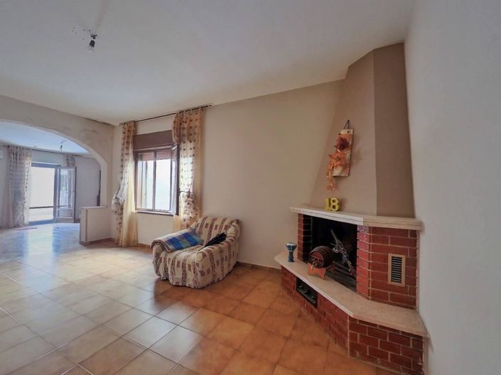 Image No.8-4 Bed House for sale