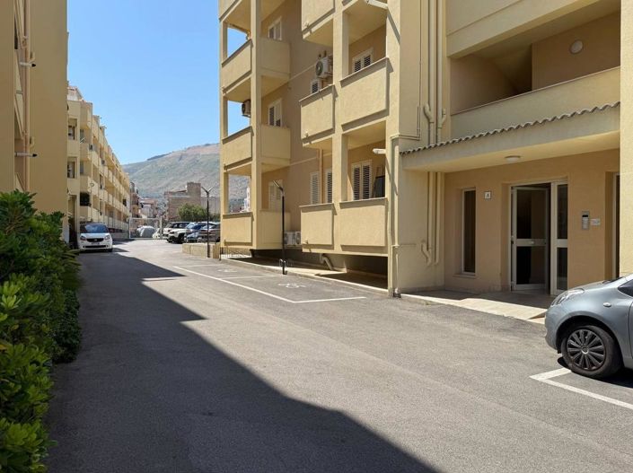 Image No.21-3 Bed Apartment for sale