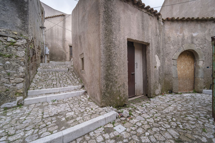Image No.42-18 Bed House for sale