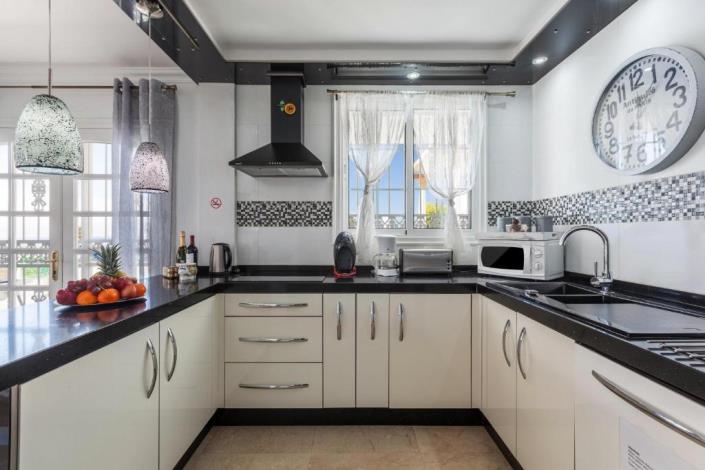 Image No.6-Villa / Détaché de 10 chambres à vendre à Adeje