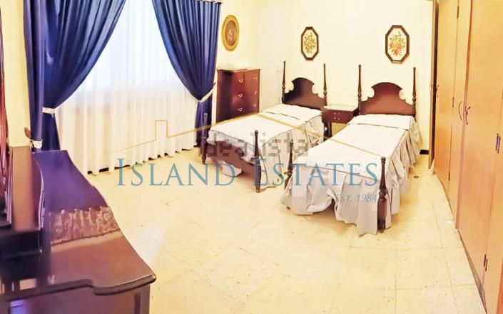 Image No.18-5 Bed Townhouse for sale