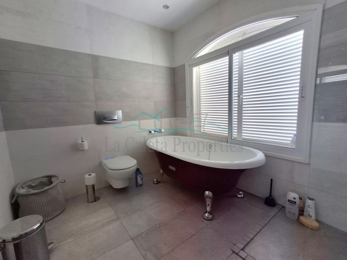 Image No.22-4 Bed House for sale