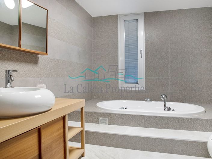 Image No.8-6 Bed Villa for sale