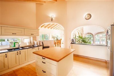 Kitchen (Large).jpg