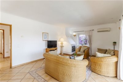 Living area (Large).jpg