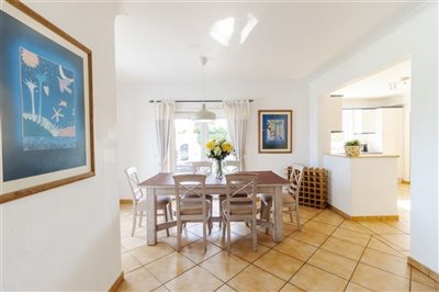 Dining area (Large).jpg
