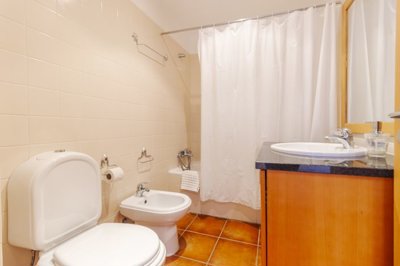 Bathroom (Large).jpg