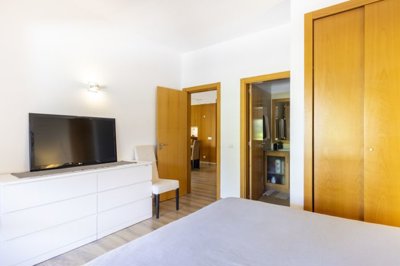 bedroom suite 3 (Large).jpg