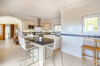 8 KITCHEN.jpg