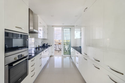 9 KITCHEN.jpg