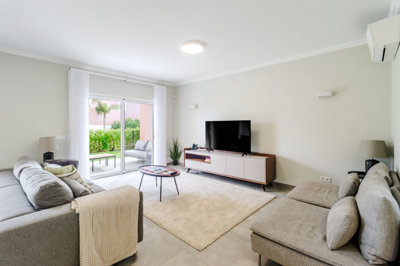 2 LIVING ROOM.jpg