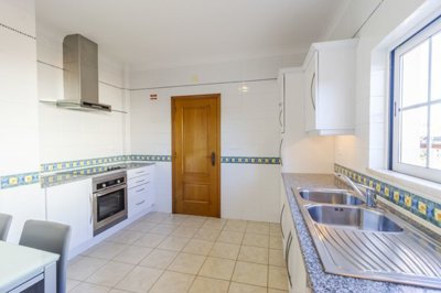 Kitchen (Large).jpg