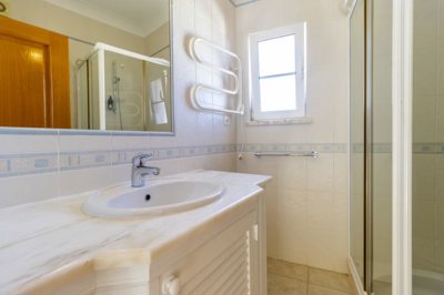 Second Bathroom (Large).jpg