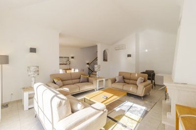 Living area (Large).jpg