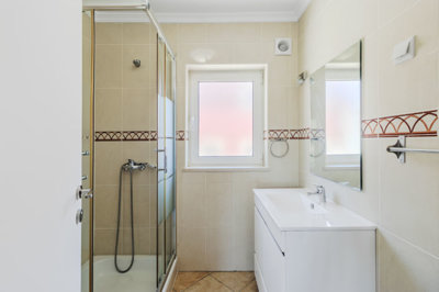 13 BATHROOM.jpg
