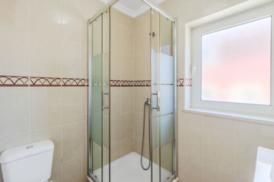 14 BATHROOM.jpg