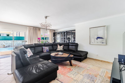 2 LIVING ROOM.jpg