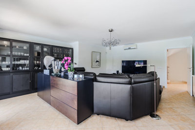4 LIVING ROOM.jpg