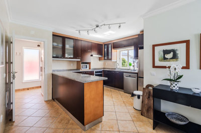 7 KITCHEN.jpg