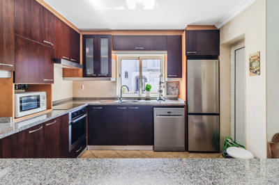 8 KITCHEN.jpg