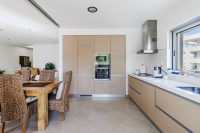 7 KITCHEN.jpg