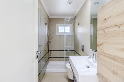 11 BATHROOM.jpg